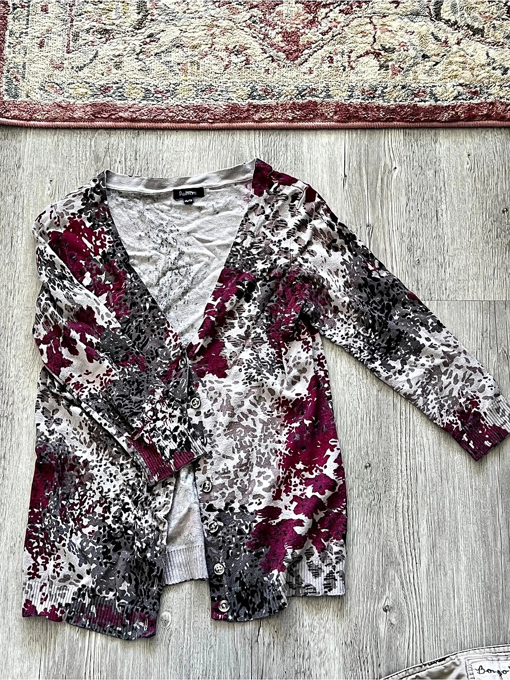 bebe Abstract Cardigan in Gray & Burgundy Size Small
